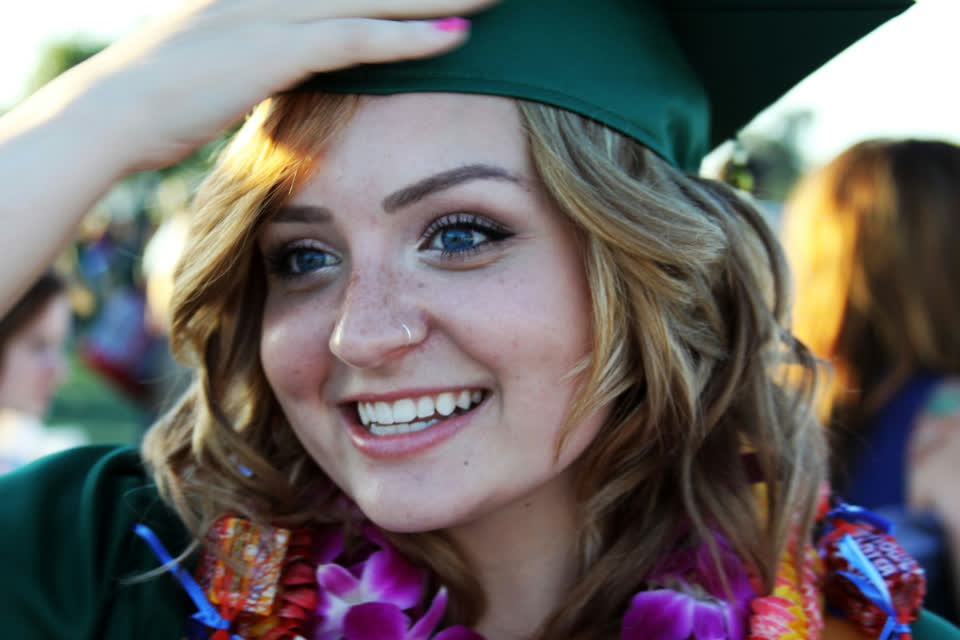 Estudiante celebrando su graduación