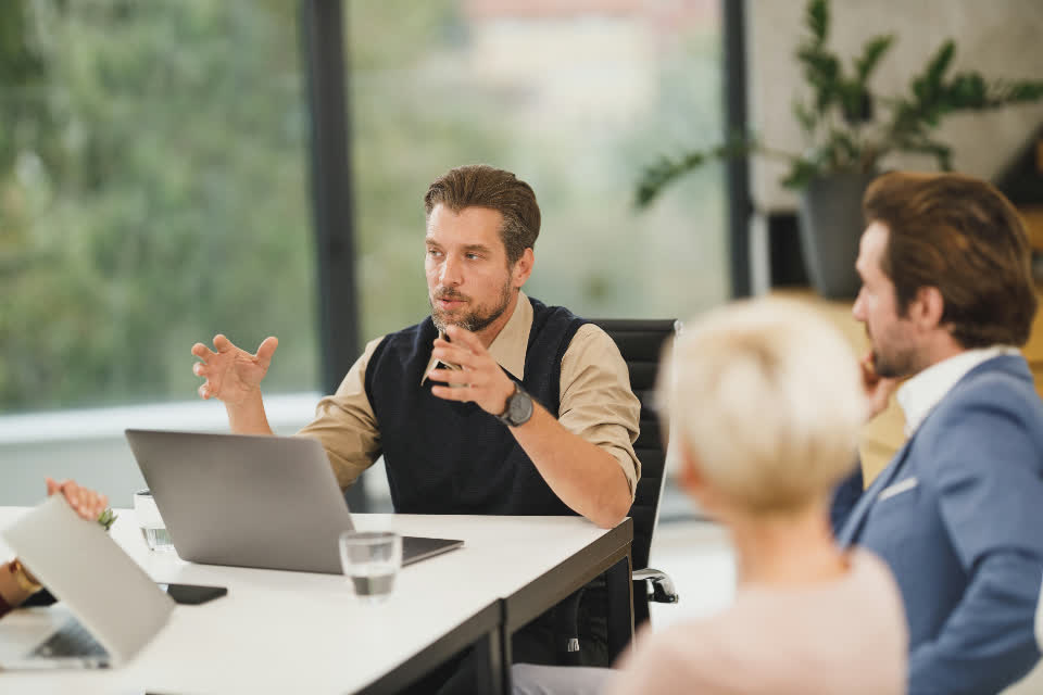 Reunión de trabajo en una oficina